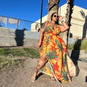 Tropical flowery dress with the back out